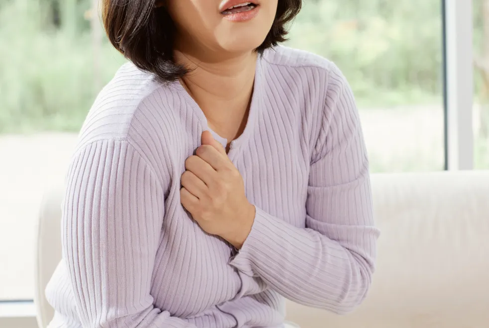 가슴이 너무 답답해서 주먹으로 두드려요.